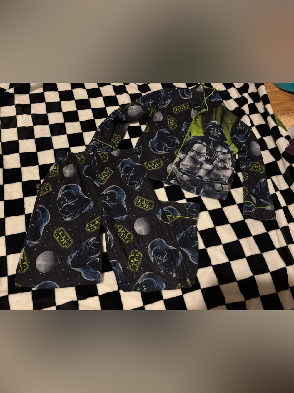 Size 6/7 starwars button up pjs